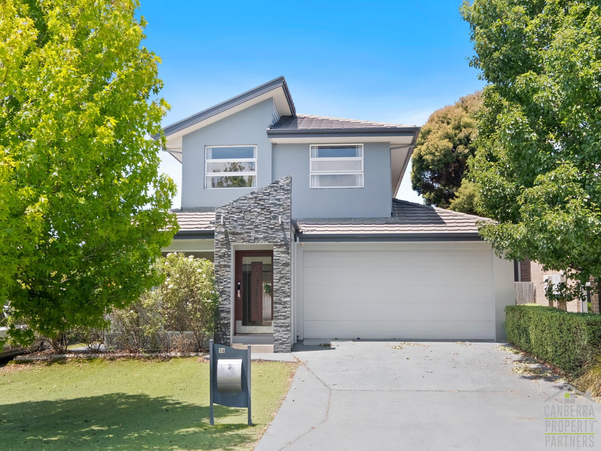 16 Ballantyne Crescent